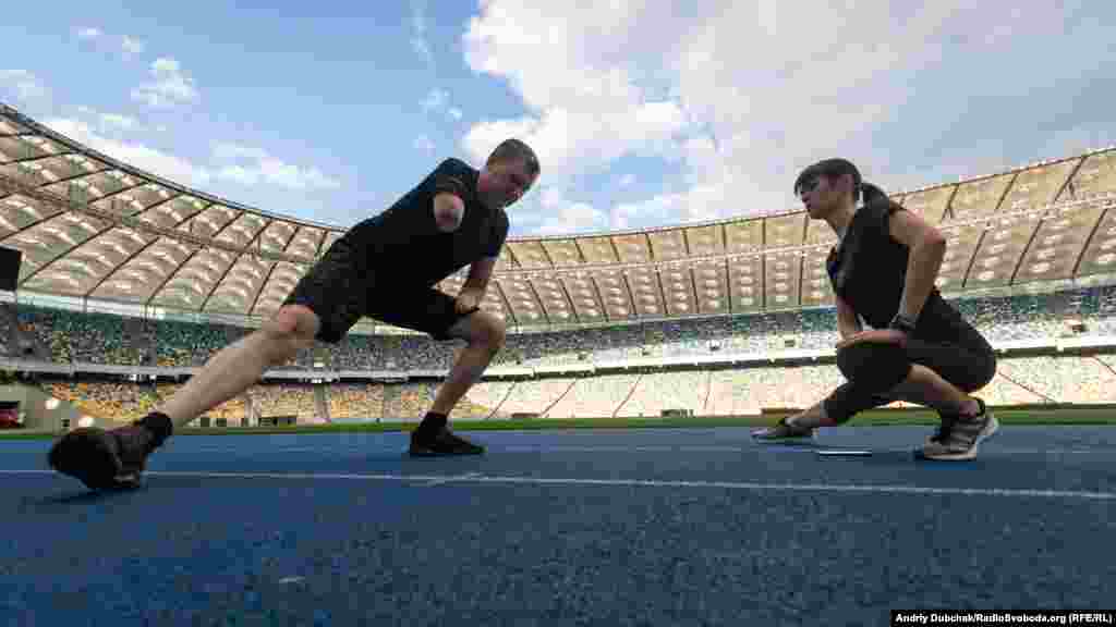 Олександр Терещенко (ліворуч) – кіборг, письменник, нині заступник міністра у справах ветеранів під час роботи з тренером