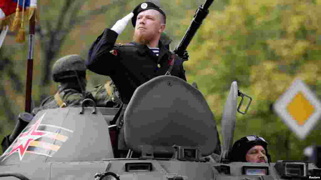 Громадянин Росії, польовий командир одного з підрозділів російських гібридних сил Арсен Павлов («Моторола») на параді в окупованому Донецьку в 2016 році. «Моторола» був одним з найбільш одіозних лідерів бойовиків на Донбасі. Правозахисники звинувачують його в тортурах щодо захоплених українських військових і вбивстві полоненого захисника Донецького аеропорту Ігоря Брановицького. Через кілька місяців після цього параду, в жовтні того ж 2016 року, «Моторола» буде убитий в Донецьку вибухом у ліфті будинку, в якому проживав