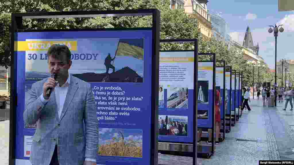 Виставка була створена посольством України в Чехії. Вона розташувалася на одній з центральних вулиць Праги і була організована за підтримки мера столиці Чехії Зденека Гржиба 