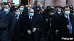 Прем’єр-міністр Нікол Пашинян очолив жалобну ходу до військового пантеону «Єралбур» в Єревані, його опоненти намагалися завдити йому потрапити в пантеон «Єралбур»