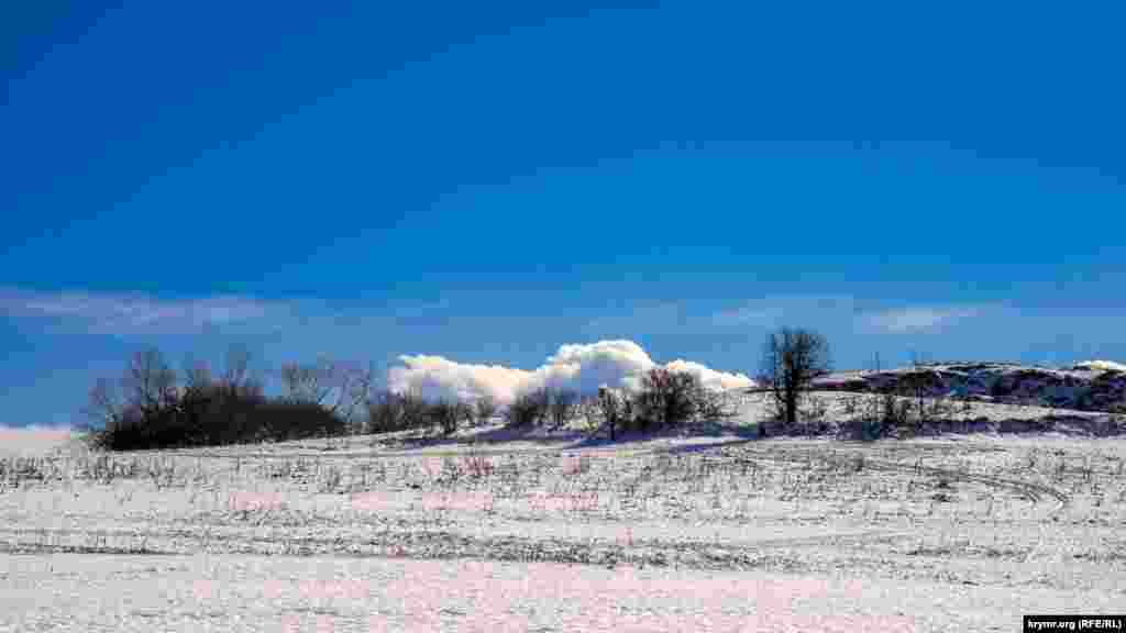 Облака словно «зацепились» за памятник природы регионального значения «Островок-глыба пермских известняков на Симферопольском водохранилище». В действительности же глыба давно перестала быть островком, а превратилась в каменистый мыс