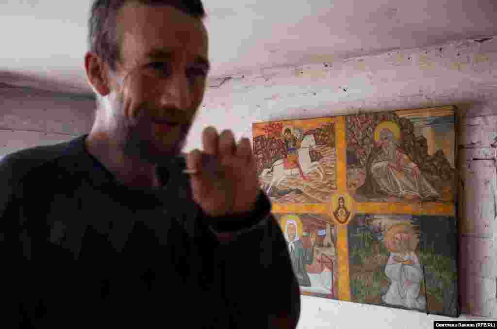 Майстерня Терентьєва. На задньому плані – ікона з вибраними святими, написана на зшитому полотні. Ікони художник не продає, картини зрідка купують давні знайомі. Грошей на нові полотна, фарби та пензлі, як правило, немає.