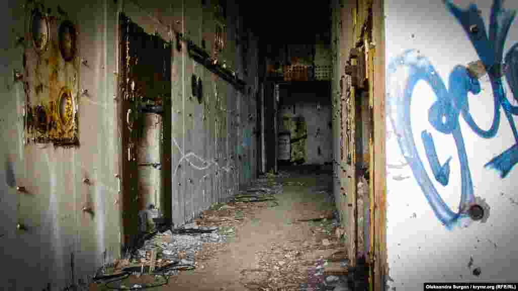 По мере того, как поднимаешься наверх &ndash; надписей становится все меньше