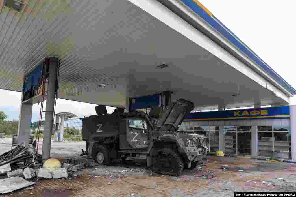 Розбита бронемашина із Z-маркуванням на вигорілій автозаправці, вересень 2022 року / Праворуч: жовтень 2024-го. Наразі АЗС не працює 