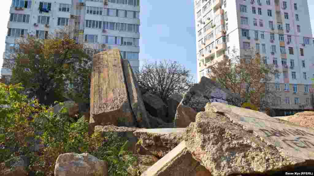 Хранившийся в центральной части батареи боезапас был взорван в последние дни обороны Севастополя