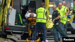 Машина неотложной помощи увозит раненного при расстреле в новозеландской мечети