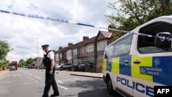 Офіцер поліції на місці злочину у Лондоні, де 36-річного чоловіка з мечем було заарештовано після нападу на перехожих, 30 квітня 2024 року