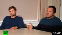 Руслан Боширов (ліворуч) та Олександр Петров (праворуч) під час інтерв'ю фінансуванному Кремлем телеканалу РТ