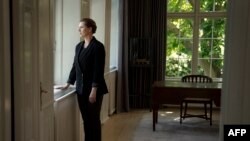 Mette Frederiksen pozând la Marienborg, în Danemarca, la 19 iunie, cu ocazia celei de-a zecea aniversări de când conduce Partidul Social-Democrat.