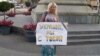 Дарья Полюдова на пикете в поддержку Украины, архивная фотография