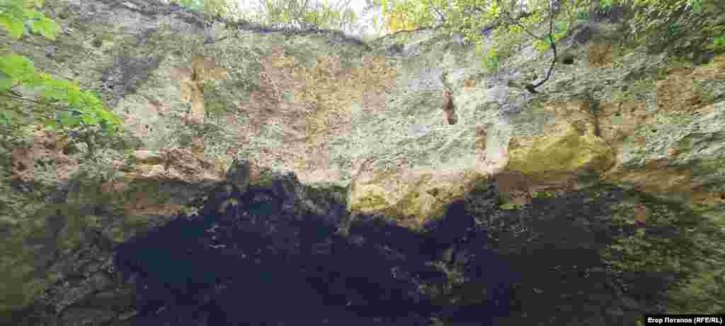 Стены грота и потолок – все закопченные