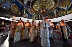 Глава Македонської православної церкви Стефан (із жезлом) з іншими церковнослужителями під час відзначення Великодня. Скоп'є, 19 квітня 2020 року