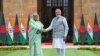 Indijski premijer Narendra Modi (desno) rukuje se sa koleginicom iz Bangladeša šeikom Hasinom po njenom dolasku u Nju Delhi, 22. jun 2024.