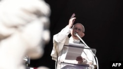 Папа Франциск обращается к паломникам на площади Святого Петра