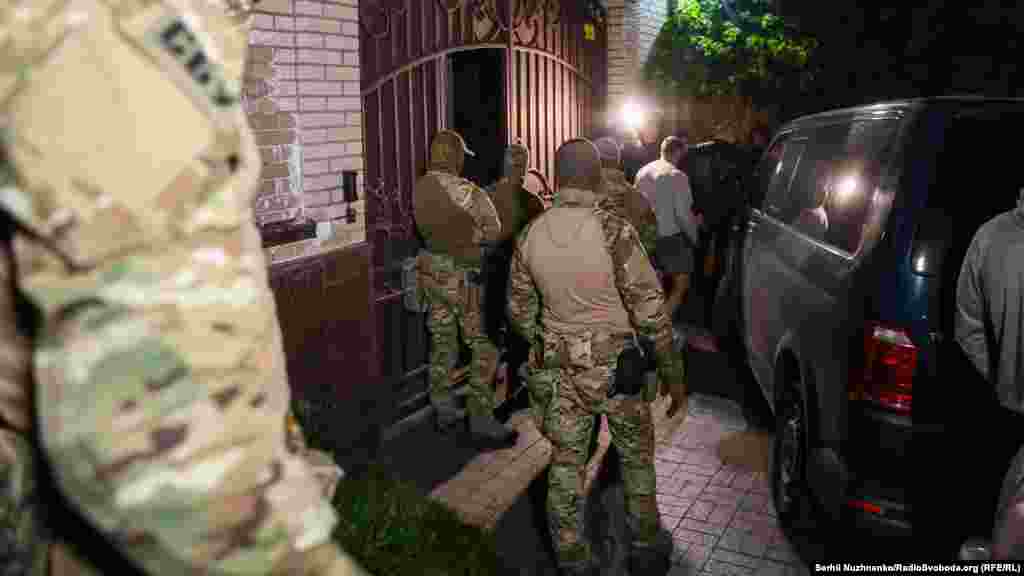 «Озвучені сьогодні матеріали є лише частиною епізодів, які розслідуються у рамках кримінального провадження і це лише та інформація, яку слідчі вважають за доцільне оприлюднити для того, щоб не нашкодити слідству», – додав голова Служби безпеки Іван Баканов