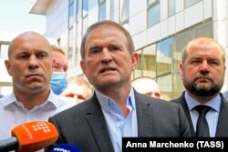 2 лютого президент України Володимир Зеленський ввів у дію рішення РНБО про запровадження санкцій проти трьох телеканалів, які пов’язують із народним депутатом Віктором Медведчуком