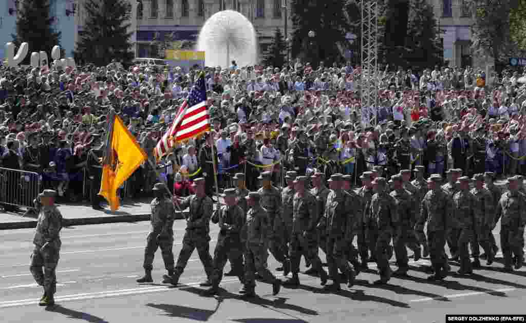 У параді взяли участь військові 13 іноземних держав. Хрещатиком крокували військові розрахунки Великої Британії, США, Канади, Литви, Естонії, Польщі, Румунії, Молдови, а також прапороносні групи з Грузії, Латвії, Данії, Польщі. На фото – військові США