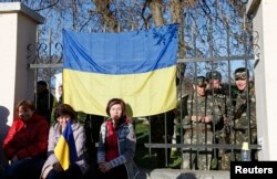 Рідні українських військових чергують біля воріт військової частини у Сімферополі, 3 березня 2014 року