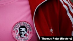 Muškarac koji se natječe na nogometnom događaju prikazuje logo svog tima 'Justin Fashanu All stars' tokom Gay Games VIII u Kölnu, 2. augusta 2010.