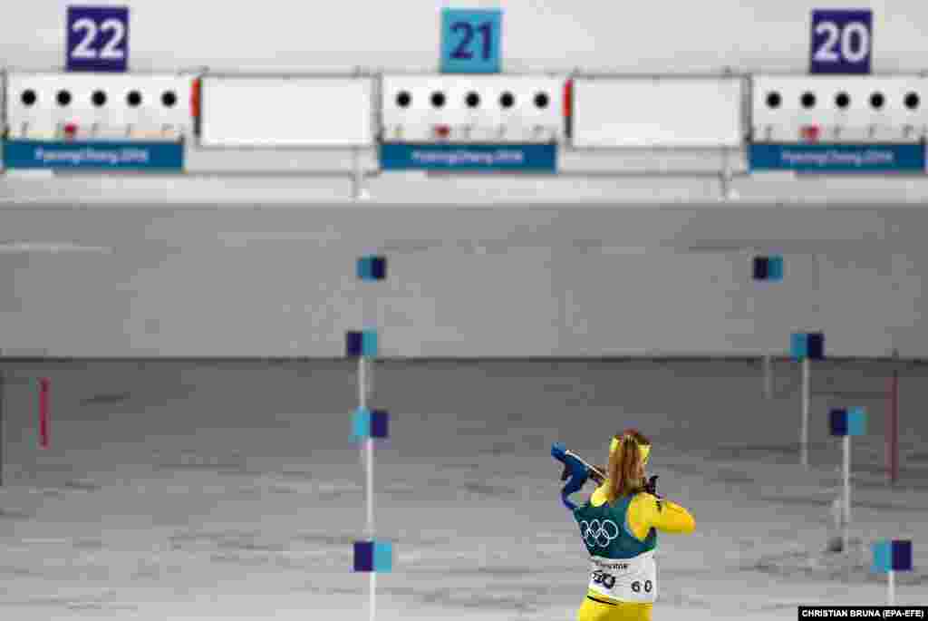 Биатлон: Мона Брорссон из Швеции на этапе стрельбы во время женских индивидуальных соревнований по биатлону на дистанции 15 километров. Анна Эберг из Швеции получила «золото»