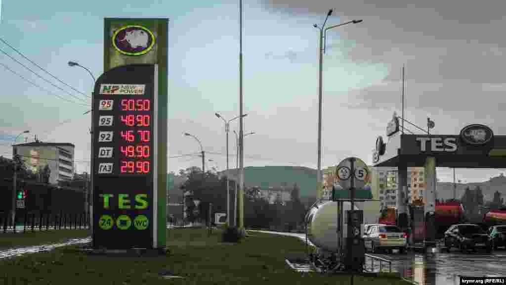 Однако цены на бензин выросли и в соседней России. Там после очередных выборов президента топливо подорожало на 10%. Эксперты связывали такой рост цен с повышением акциза на топливо. В январе 2018 года в правительстве России решили повысить его на один рубль, рассчитывая получить в бюджет дополнительно 40 миллиардов рублей