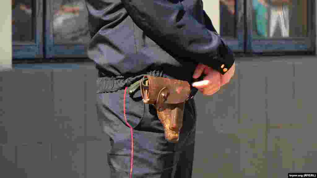 Первомайские праздники в Керчи ознаменовались большим количеством вооруженных силовиков. Полицейские с табельным оружием наблюдают за порядком на демонстрации. У многих имеются ручные металлоискатели. Силовики с собаками проводят патрулирование улиц и  окрестных дворов. 