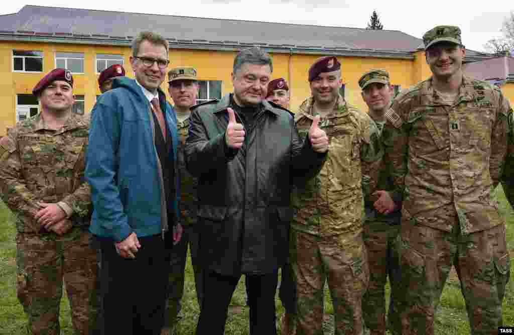 Президент України Петро Порошенко (праворуч) та посол США в Україні Джеффрі Пайєтт разом із американськими десантниками. Яворівський полігон, 20 квітня 2015 року