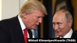 Дональд Трамп (л) і Володимир Путін (п) під час зустрічі у В’єтнамі 2017 року