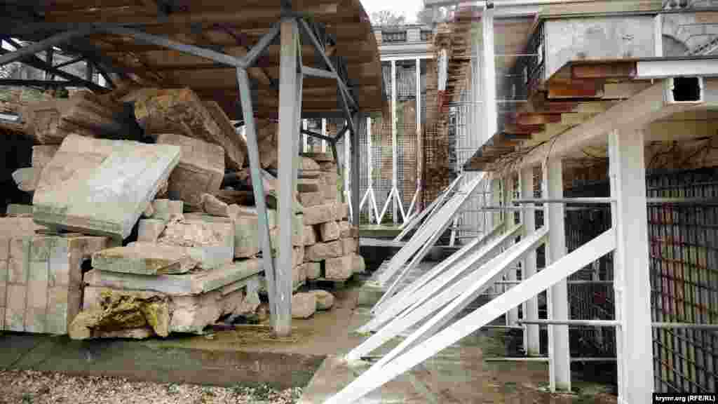 Большая Митридатская лестница – один из главных символов Керчи, пострадала от частичного обрушения в 2015 году. Арочный свод на одном из пролетов лестницы треснул по всей площади. Позднее лестничные пролеты укрепили железными балками