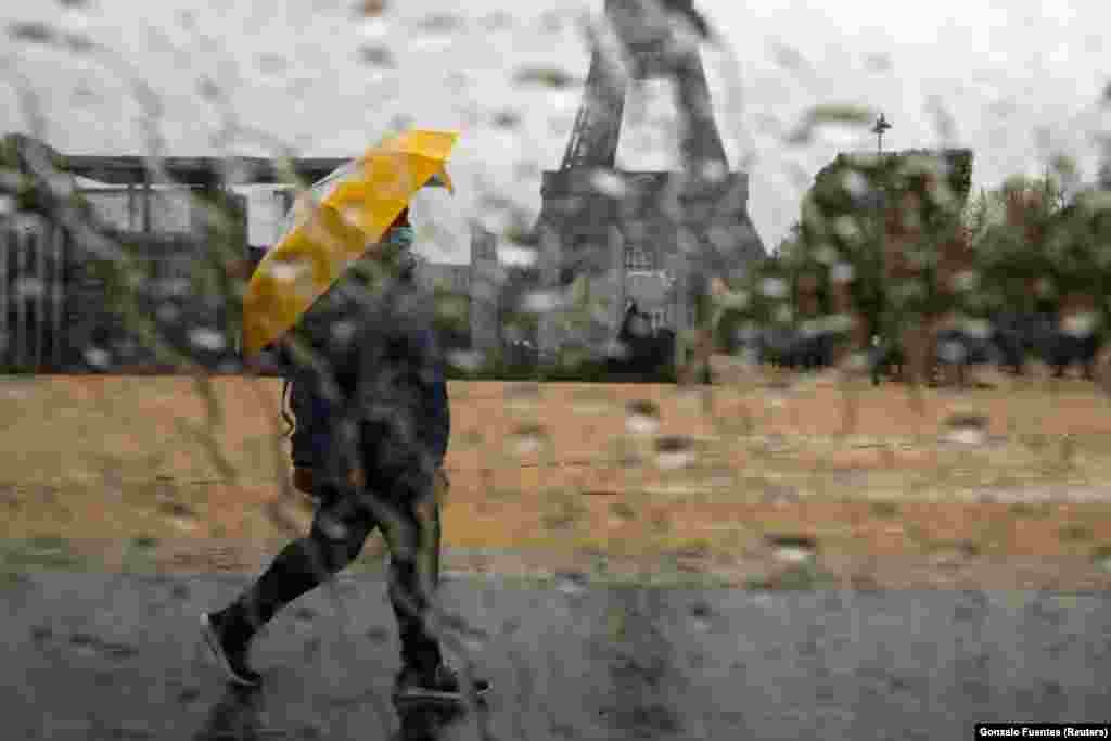 Щоб вийти з дому, треба заповнити спеціальну анкету, навіть якщо це просто похід в магазин, чи прогулянка із собакою. Штраф за порушення карантину &ndash; до 350 євро