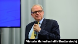 Чутки про те, що ZIK міг придбати Медведчук, «очевидно, готуючись до президентських виборів», раніше згадував відомий аналітик Atlantic Council Андерс Ослунд