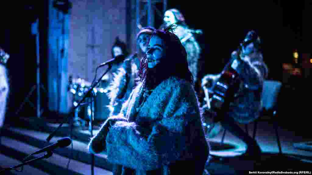 «Dakh Daughters» – украинская женская театрально-музыкальная группа, выступающая в жанрах «фрик-кабаре» и театрального перформанса. Группа получила широкую известность за рубежом, в частности, во Франции