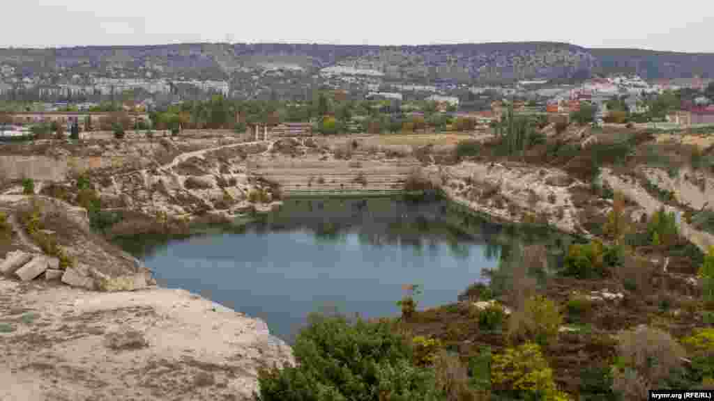 Согласно легенде, вода в карьере появилась из родника, о котором молил Бога святой Климент. За проповедование христианства его сослали на каменоломни, где тысячи каторжников выживали под палящим солнцем, а Климент попросил Бога облегчить их участь. Якобы именно тогда у карьера забил родник. В 1978 году источник повредили взрывными работами, и вода стала набираться в карьере – так образовалось озеро