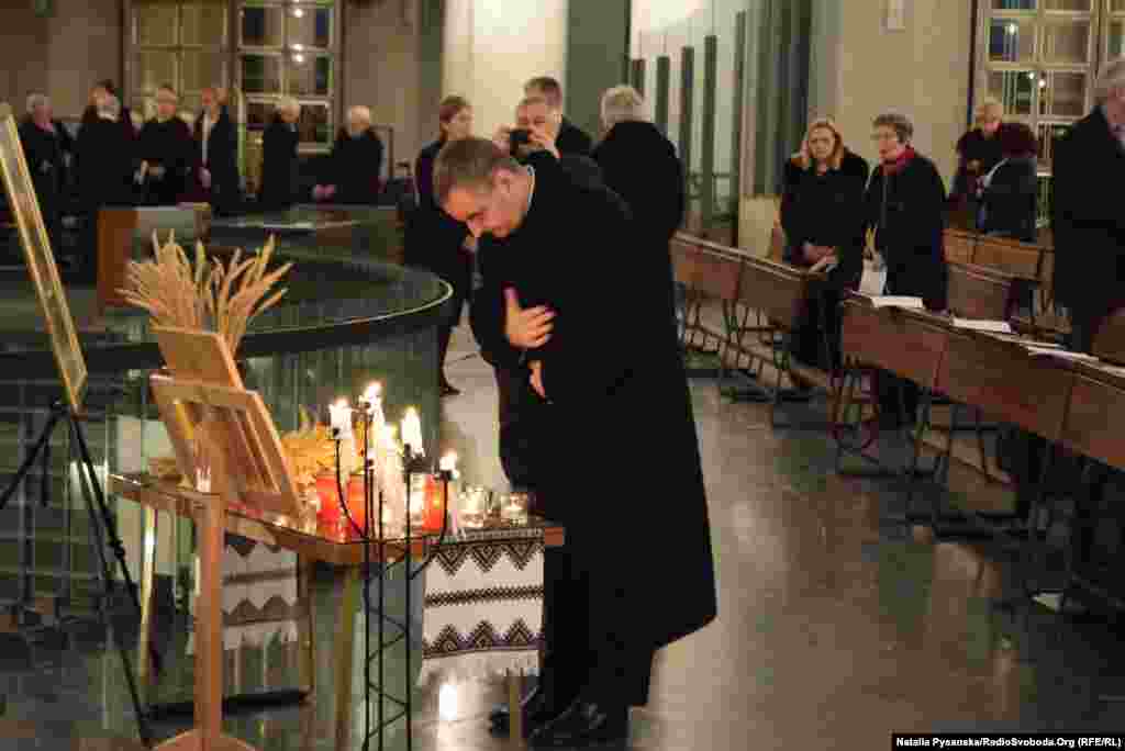 Молитва лунала двома мовами: «Однак ти очима споглянеш і відплату грішників побачиш». Нікола Етерович – римо-католицький архієпископ, ватиканський дипломат, колишній апостольський нунцій в Україні