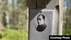 Памятная табличка, установленная в Сандармохе