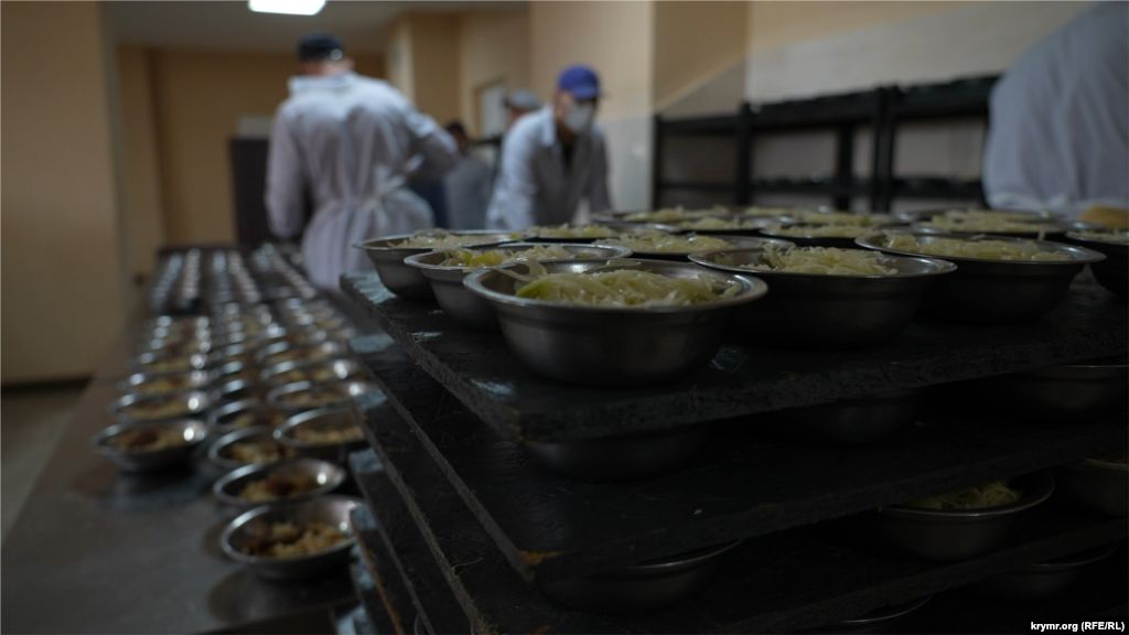 Столовая в лагере для военнопленных.  Еду военнопленные готовят для себя сами. Также они убирают и моют посуду. В этот день на обед приготовили борщ, кашу с мясом и салат с капустой. Работники лагеря в этой столовой не питаются. Наша оператор Анна Кудрявцева попробовала эту еду и отзывалась, что было вкусно