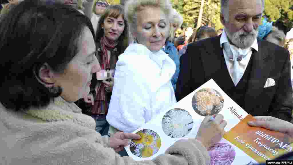 В день голосования гостям ботанического сада представили четыре сорта-«финалиста» и предложили поставить галочку рядом с наиболее достойным звания «королевы» цветком