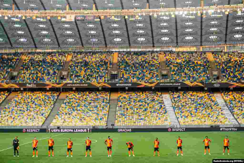 Навіть перед стартовим свистком футболісти дотримувалися соціальної дистанції. А за їхніми спинами сьогодні – порожні крісла