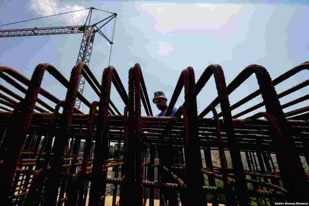 Uprkos preporuci da se izbjegavaju teški poslovi tokom visokih temperatura, ovaj građevinski radnik je nastavio raditi u Orahovcu.