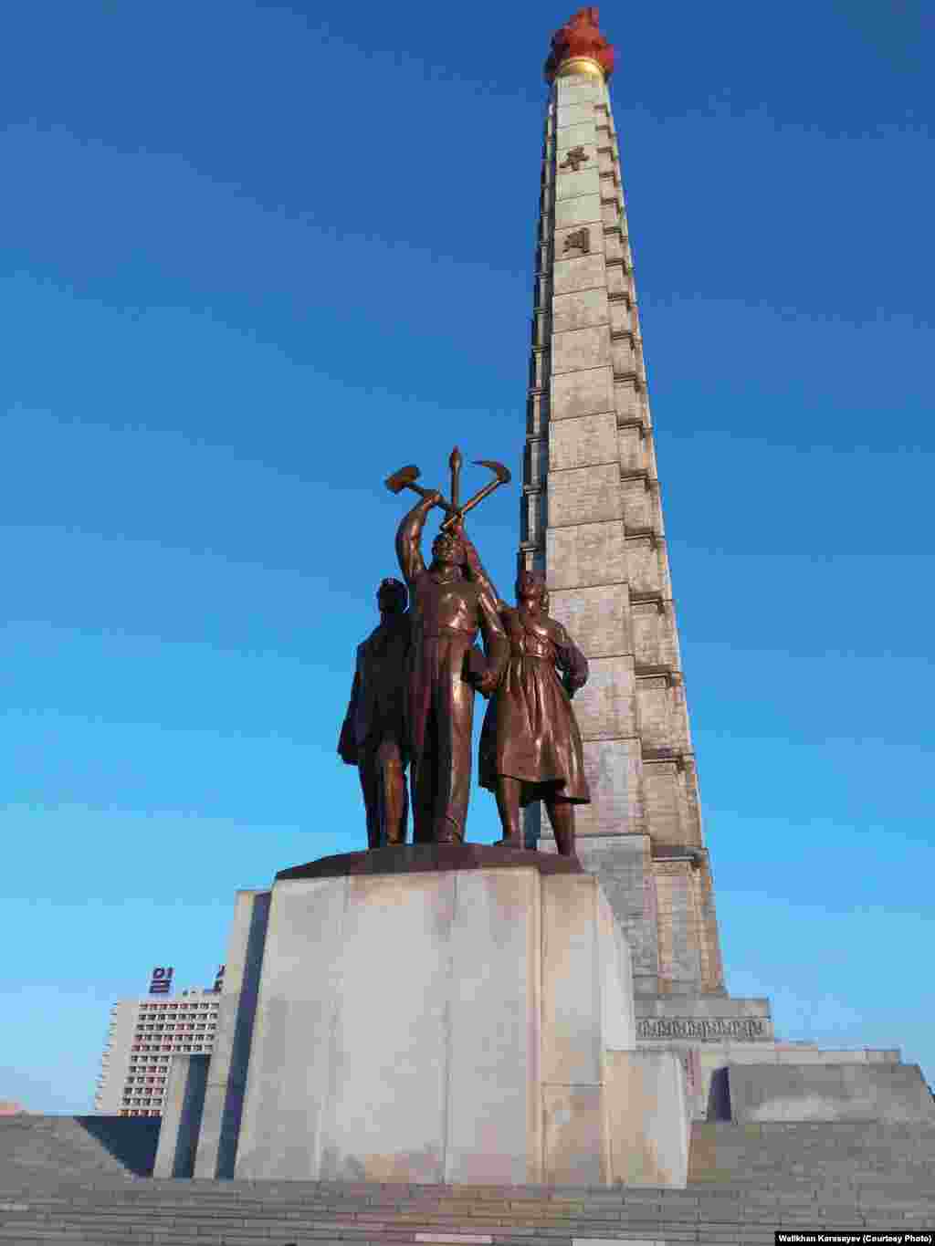 Памятник идеалам чучхе в Пхеньяне. Чучхе -  северокорейская коммунистическая государственная идеология, которую разработал Ким Ир Сен.