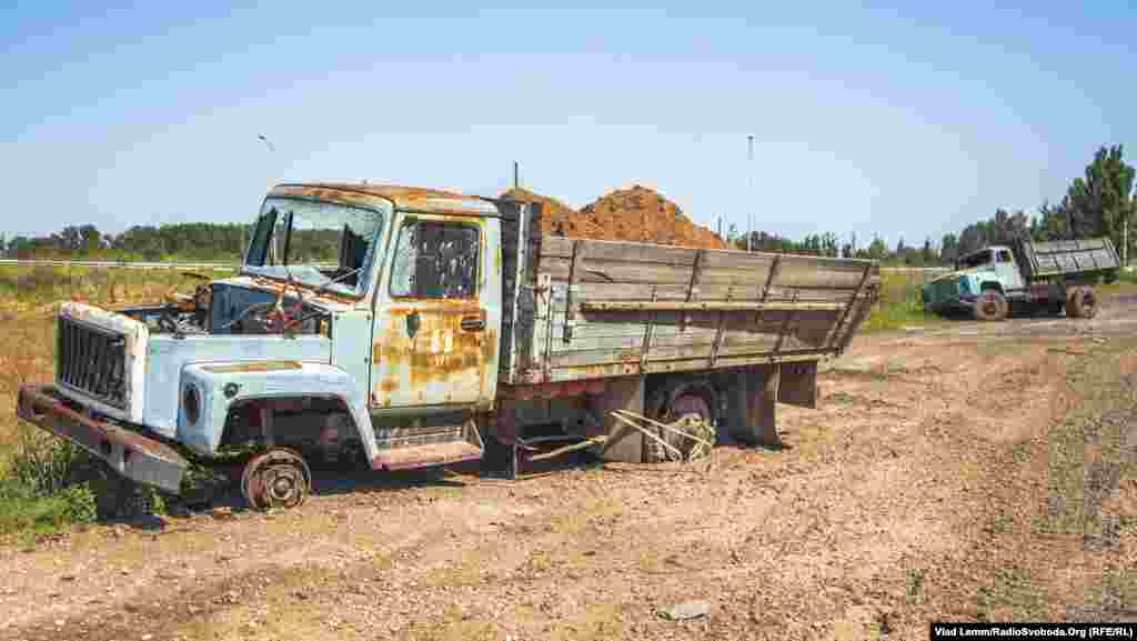 Знищені вантажівки перед блокпостом «Республіка міст»
