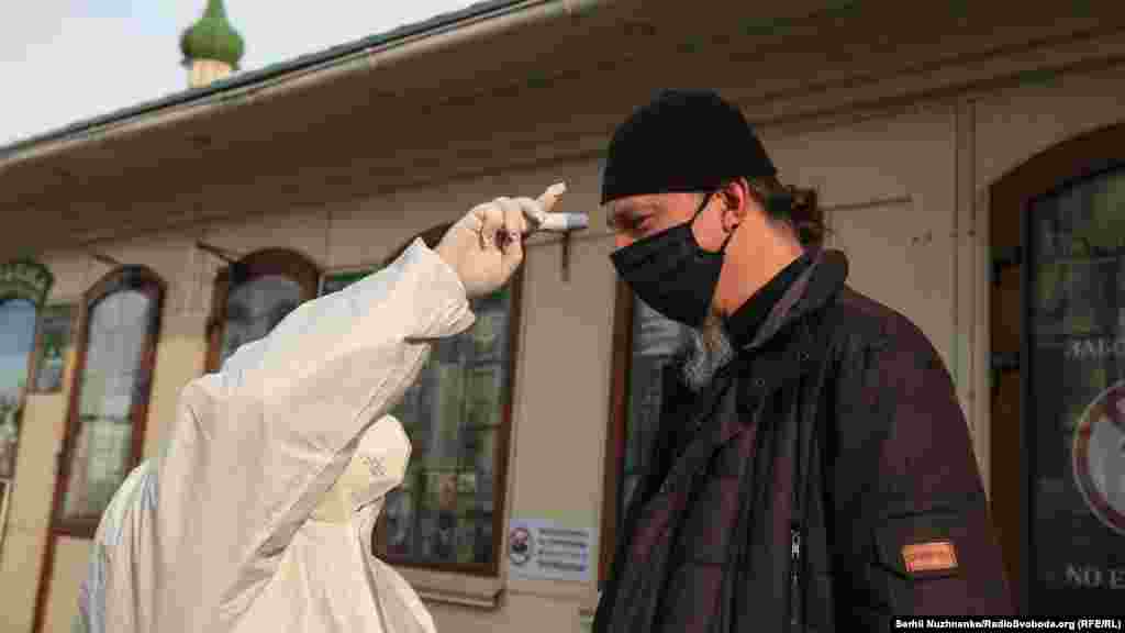 Ввечері 13 квітня поліція і Нацгвардія почали патрулювання біля Києво-Печерської лаври. На входах до лаври стоять медики, які проводять температурний скринінг. До лаври допускають лише її служителів і тих, хто може підтвердити документально необхідність перебувати там