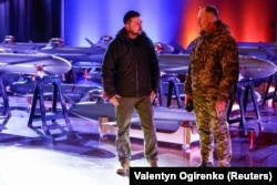 Президент Украины Владимир Зеленский и главнокомандующий ВС Александр Сырский (справа) на выставке украинских беспилотников-ракет «Пекло» («Ад») в День Вооруженных сил Украины. Киев, 6 декабря 2024 годам