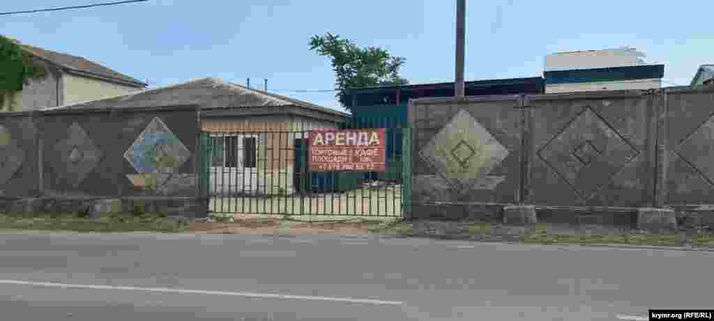 В пик сезона много объявлений об аренде простаивающих кафе и торговых площадок