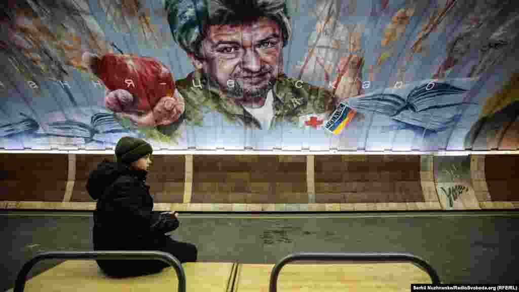 Художник Spear із Бельгії створив роботу «Знання – це скарб», на якій зобразив вчителя школи Гадяча (місто в Полтавській області), героя АТО Володимира Доноса. У 2014 році  Володимир потрапив під обстріл противника поблизу Іловайська, отримав важке поранення ноги і пролежав 5 днів у лісі. Вижити йому допомогли знання, які він отримав протягом життя. Доноса знайшли місцеві жителі й відвезли до донецької лікарні, де йому ампутували ногу. Потім його утримували в полоні, з якого звільнили 14 вересня. Зараз Володимир Донос знову працює вчителем у своєму рідному місті, викладає фізкультуру та патріотичне виховання