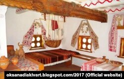 «Піл – нари в селянській хаті, розміщені між піччю і протилежною до печі стіною. Насупроти столу, між череватою пічкою й другою стіною, притулився піл (Панас Мирний)». Словник української мови, том 6