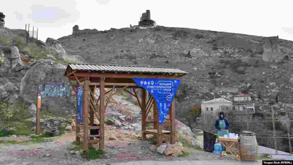 У входа в балку Кефало-Вриси – здесь начинается один из маршрутов Большой севастопольской тропы