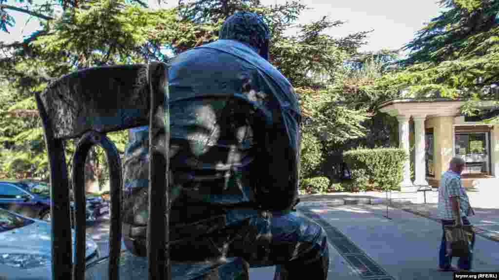 Серйозний і уважний Юліан Семенов зручно влаштувався на улюбленому стільці біля входу в готель «Ореанда». Він намагається вгадати, що принесуть наступні сімнадцять миттєвостей осені перехожим