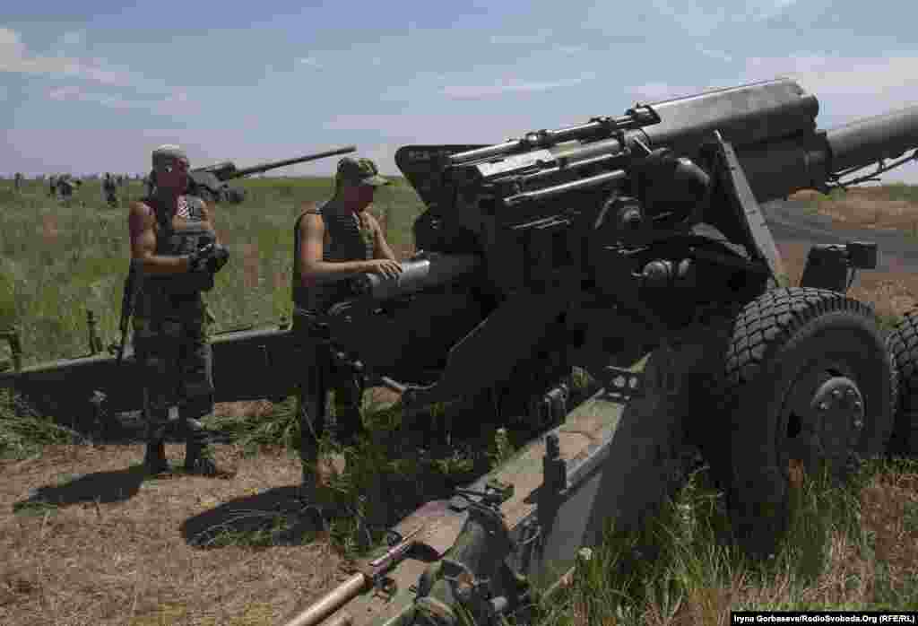 По команде командира батареи расчет заряжает гаубицу «Гиацинт» снарядом
