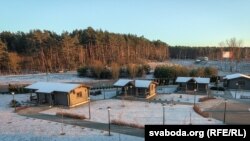 Будинки розважального комплексу поблизу масових захоронень